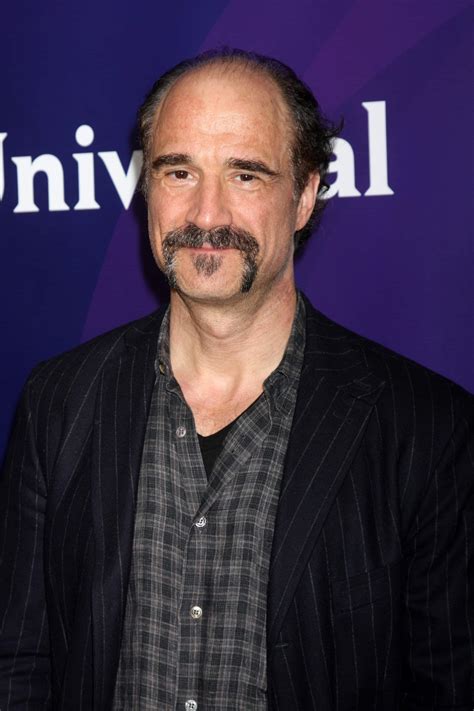 Elias Koteas .